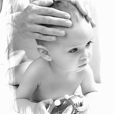 Massage bébé par des professionnels de la santé en particulier la pédiatrie et la périnatalité