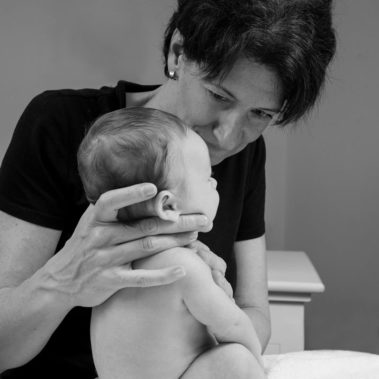 Un bébé pendant une séance d'ostéopathie pratiquée au Centre Haptis de Namur