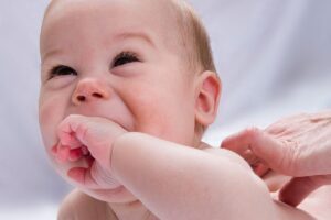 Massage bébé pour que votre enfant soit en bonne santé