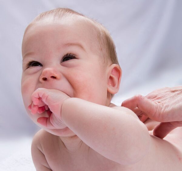 Massage bébé pour que votre enfant soit en bonne santé