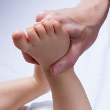 Le massage bébé pratiqué par un ostéopathe pour améliorer la santé