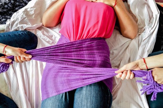 Le bandage du ventre, une technique ancestrale
