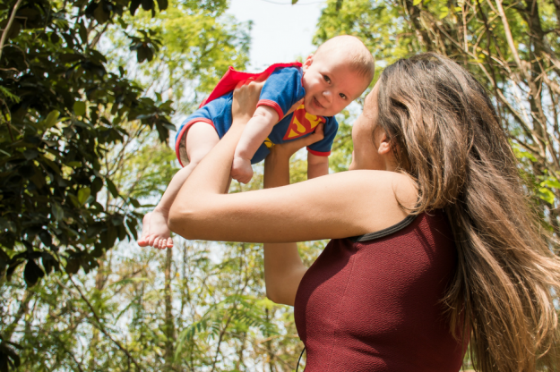 Porter son bébé rend heureux