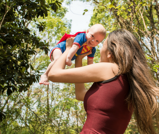 Porter son bébé rend heureux