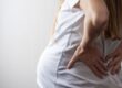 Douleurs de dos pendant la grossesse : causes, prévention et solutions. Kinésithérapie au centre Haptis à Perwez